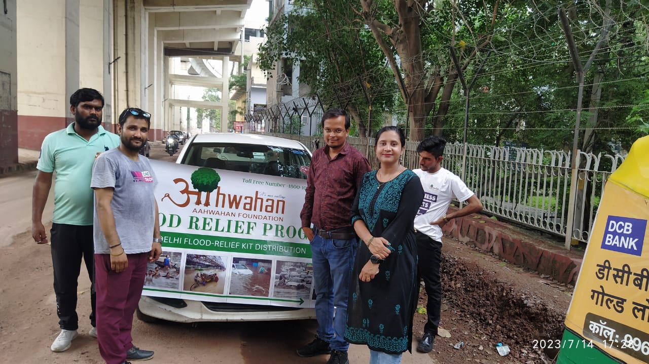 Aahwahan Foundation is donating essential supplies to the Delhi flood relief victims near Mayur Vihar and the Yamuna River area. Donations of dry groceries, milk, bread, and vitamin C toffees can provide much-needed sustenance and nutrition to those affected by the floods.